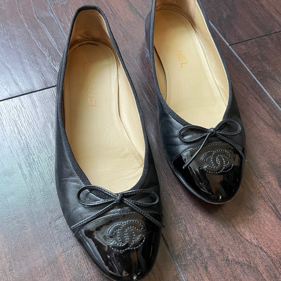 Chanel Beige/Black Leather CC Cap-Toe Bow Ballet Flats Size 38